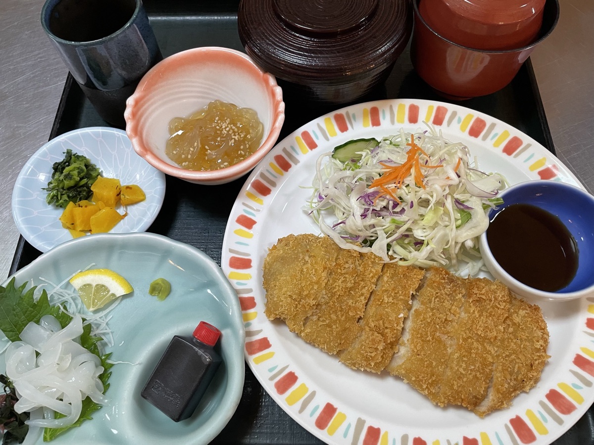 さんぞくや帆柱店 日替り定食 – 家族みんなで食処さんぞくや